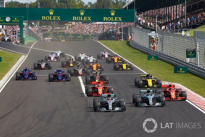 Lewis Hamilton, Mercedes AMG F1 W09,  Valtteri Bottas, Mercedes AMG F1 W09, Kimi Raikkonen, Ferrari SF71H, Sebastian Vettel, Ferrari SF71H, Nico Hulkenberg, Renault Sport F1 Team R.S. 18, Pierre Gasly, Toro Rosso STR13, Brendon Hartley, Toro Rosso STR13, al inicio de la carrera