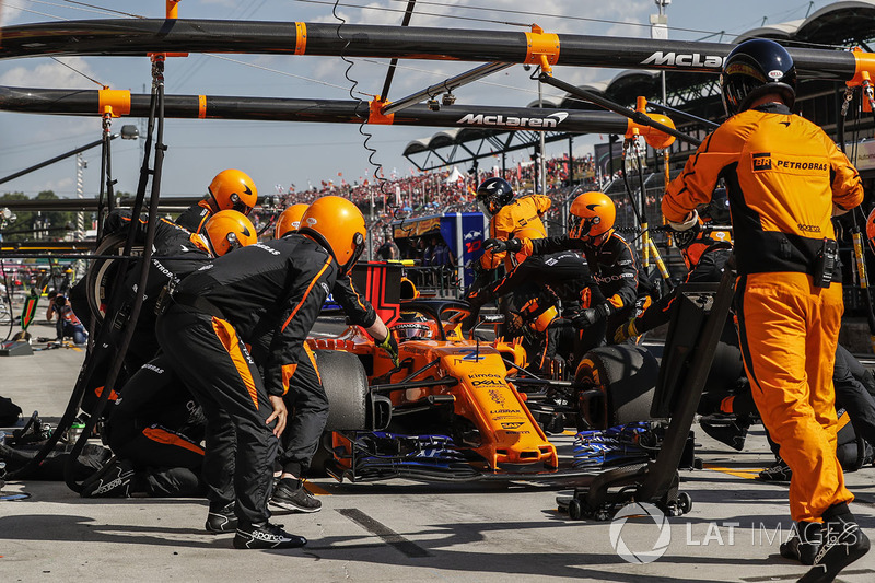 Stoffel Vandoorne, McLaren MCL33 para en boxes
