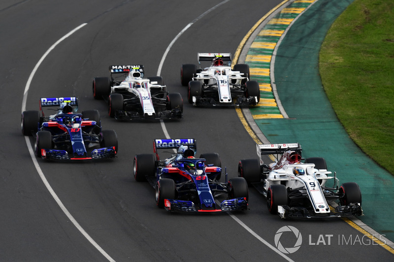 Marcus Ericsson, Sauber C37 e Brendon Hartley, Scuderia Toro Rosso STR13, in lotta