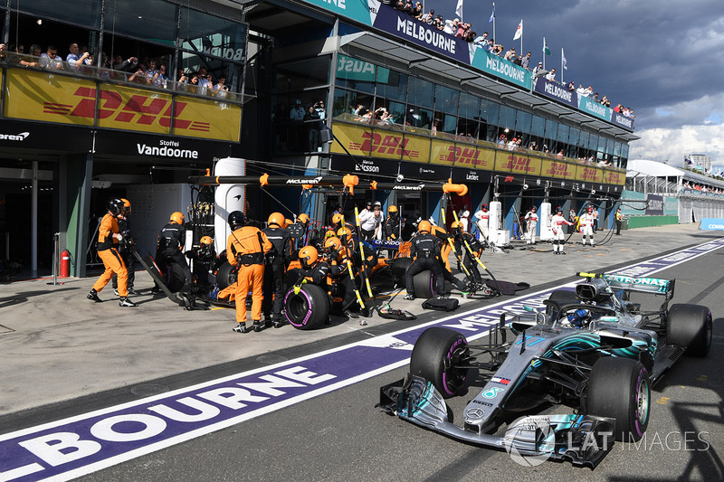 Valtteri Bottas, Mercedes-AMG F1 W09 pasa a Stoffel Vandoorne, McLaren MCL33 pit stop