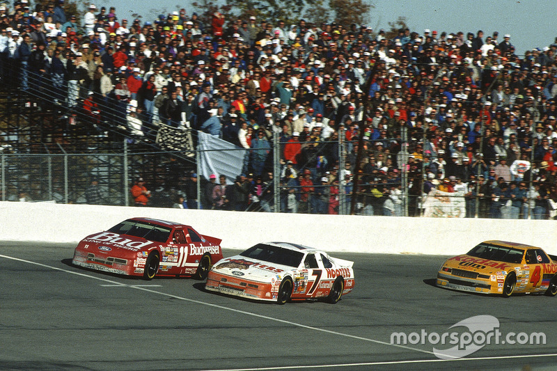 Alan Kulwicki battles with Bill Elliott