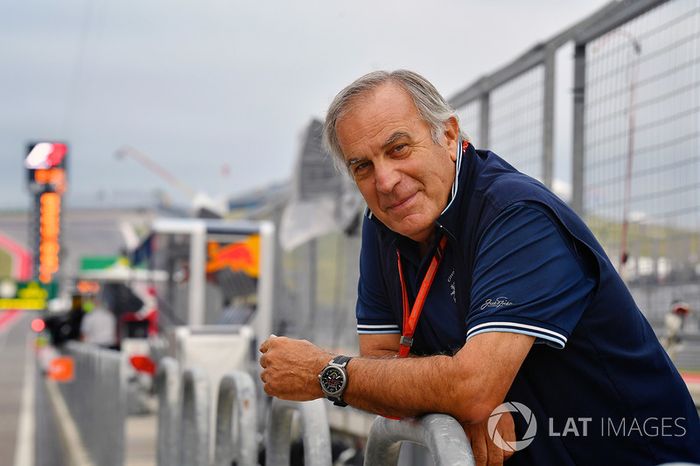 Giorgio Piola trabajando en el pit lane de F1