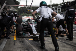 Lewis Hamilton, Mercedes-AMG F1 W09, pit stop