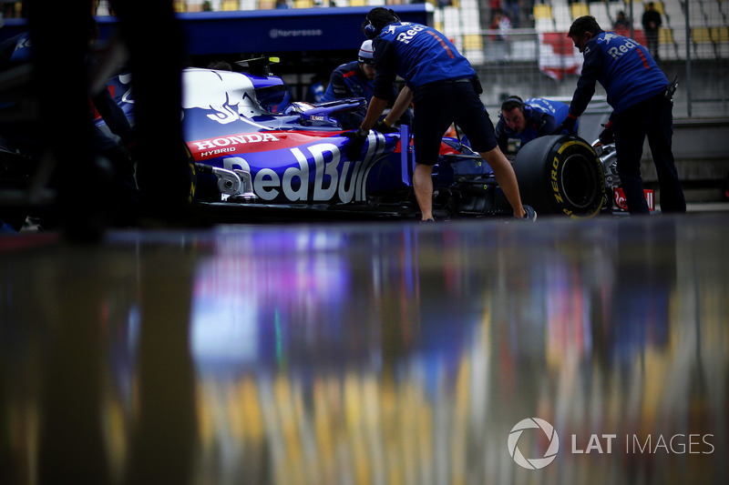 Pierre Gasly, Toro Rosso STR13 Honda, dans la voie des stands