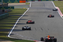 Kimi Raikkonen, Ferrari SF71H, Lewis Hamilton, Mercedes AMG F1 W09, y Daniel Ricciardo, Red Bull Racing RB14 Tag Heuer