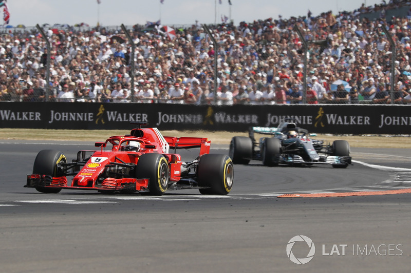 Sebastian Vettel, Ferrari SF71H, davanti a Lewis Hamilton, Mercedes-AMG F1 W09