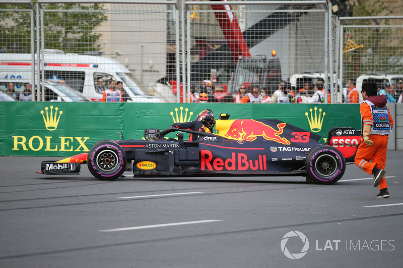El coche accidentado de Max Verstappen, Red Bull Racing RB14
