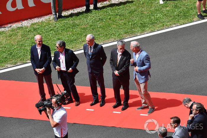 Chase Carey, Director Ejecutivo y Presidente Ejecutivo del Grupo de Fórmula Uno y Sean Bratches, Director General de Fórmula Uno, Operaciones Comerciales en la grilla