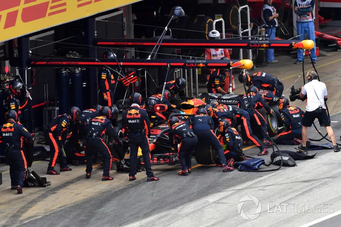 Daniel Ricciardo, Red Bull Racing RB14 pit stop