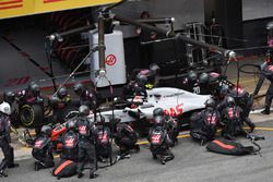 Kevin Magnussen, Haas F1 Team VF-18 pit stop