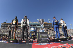 Martin Truex Jr., Furniture Row Racing Toyota, Kevin Harvick, Stewart-Haas Racing Ford, Kyle Busch,