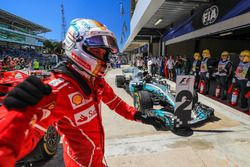 Le vainqueur Sebastian Vettel, Ferrari dans le parc fermé