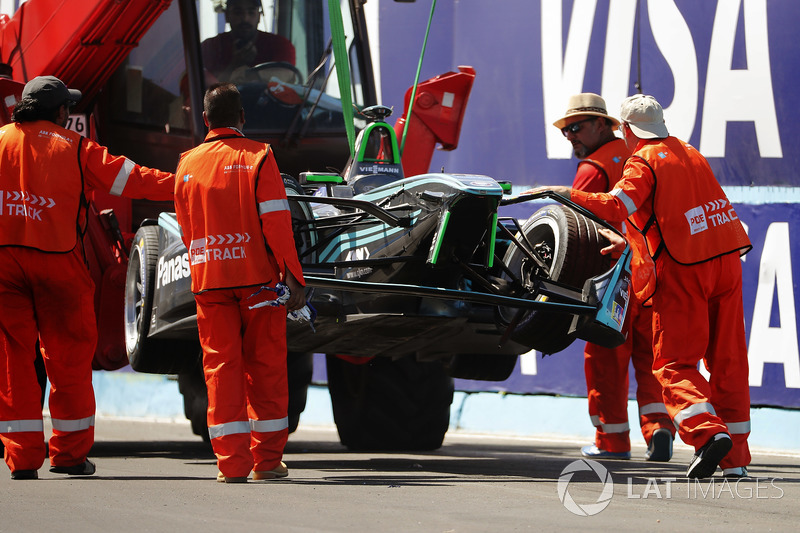 Marshals recover the car of Nelson Piquet Jr., Jaguar Racing, after a crash