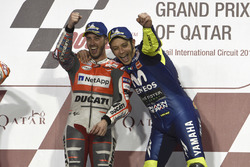 Переможець гонки Андреа Довіціозо, Ducati Team, третє місце Валентино Россі, Yamaha Factory Racing