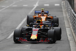 Daniel Ricciardo, Red Bull Racing RB14, leads Stoffel Vandoorne, McLaren MCL33