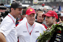 Will Power, Team Penske Chevrolet is congratulated by Tim Cindric and Roger Penske in victory lane