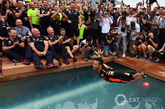 El ganador de la carrera Daniel Ricciardo, Red Bull Racing celebra con el equipo en la piscina Red Bull Energy Station