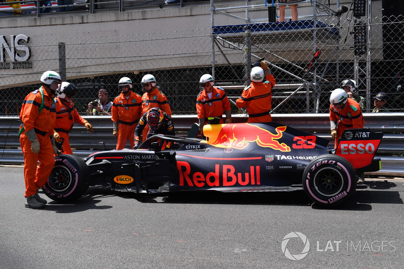 Max Verstappen, Red Bull Racing RB14, después del choque