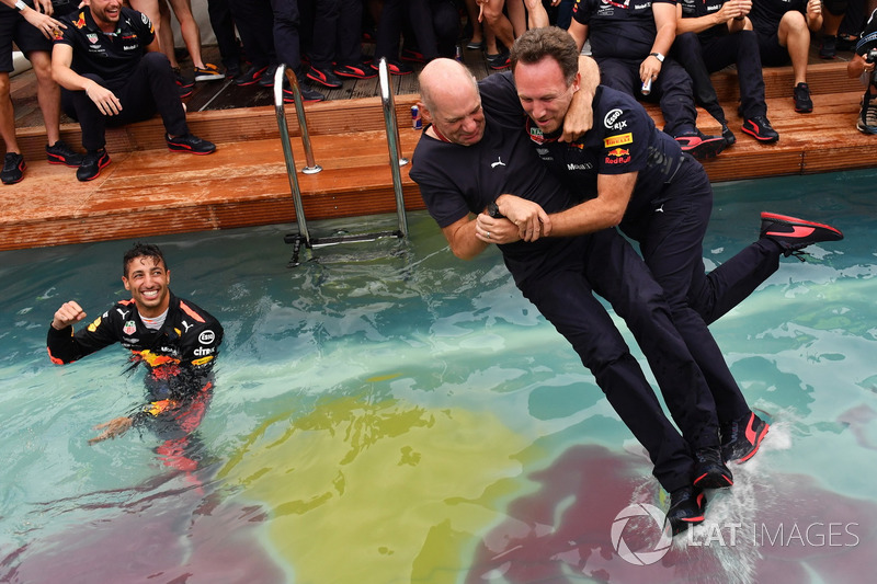 A Red Bull fergeteges monacói medencés partija