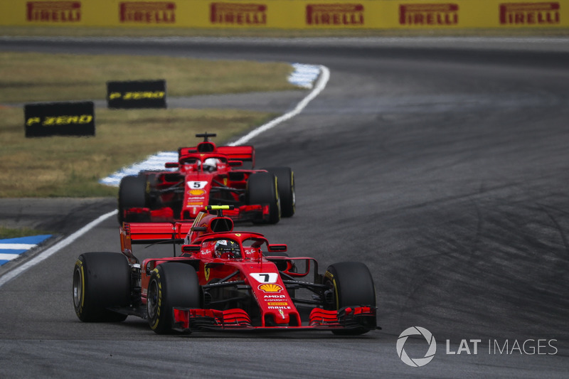 Setelah pit stop pertama masing-masing, Sebastian Vettel terhambat di belakang Kimi Raikkonen dan beberapa kali mengunci roda