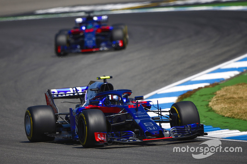 Pierre Gasly, Toro Rosso STR13, precede Brendon Hartley, Toro Rosso STR13