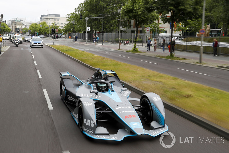 Il Campione del Mondo di Formula 1, Nico Rosberg, guida una Formula E Gen2 per le strade di Berlino