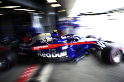 Pierre Gasly, Toro Rosso STR13 Honda, leaves the garage