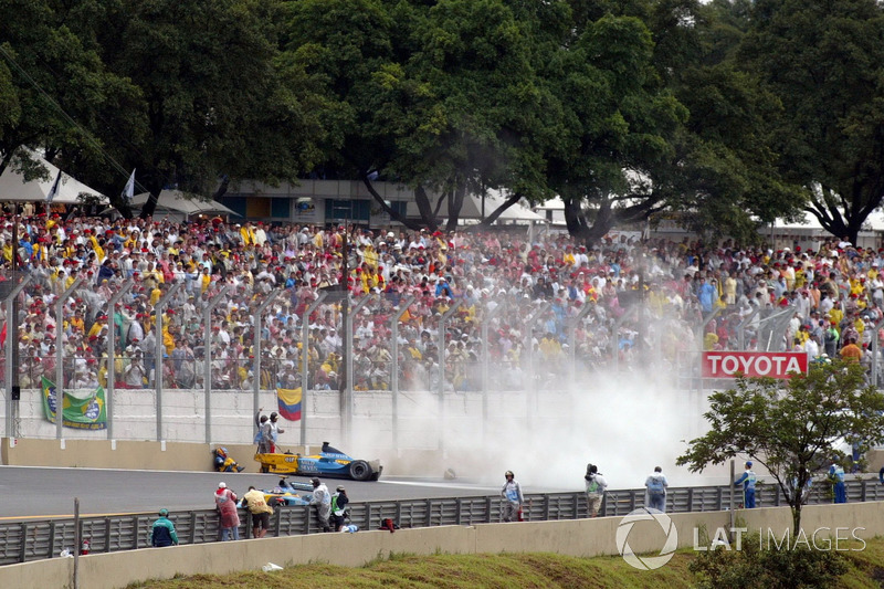 Fernando Alonso, Renault F1 Team R23 sentado después del choque