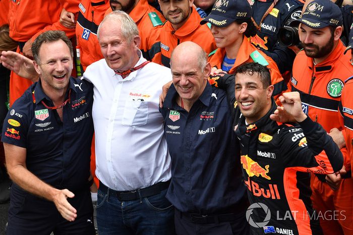 El ganador de la carrera Daniel Ricciardo, Red Bull Racing celebra en el parque cerrado con Christian Horner, director del equipo Red Bull Racing, Dr. Helmut Marko, consultor de Red Bull Motorsport y Adrian Newey, Red Bull Racing