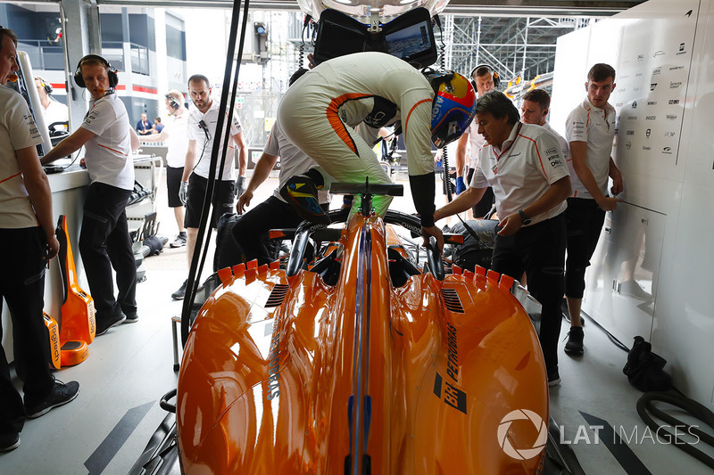 Fernando Alonso, McLaren, araca biniyor