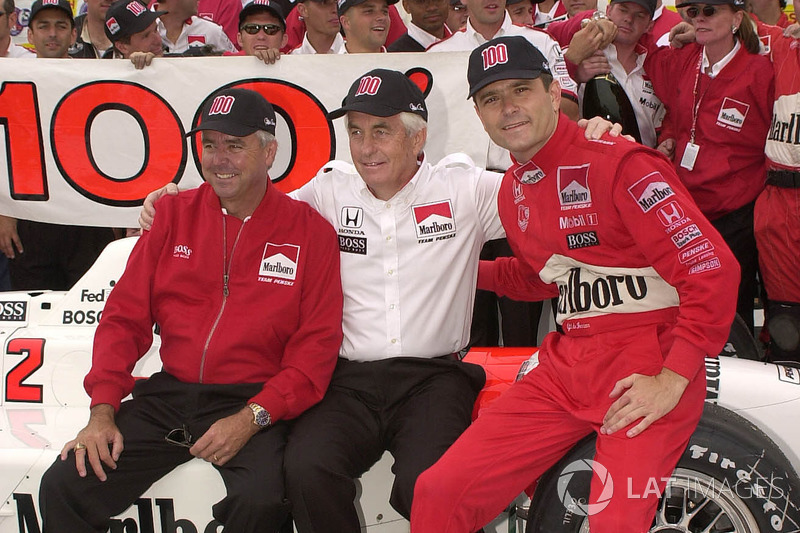 Rick Mears, Roger Penske y Gil de Ferran celebran la victoria número 100 del equipo Penske IndyCar