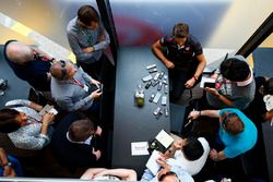 Romain Grosjean, Haas F1 Team, con loos medios