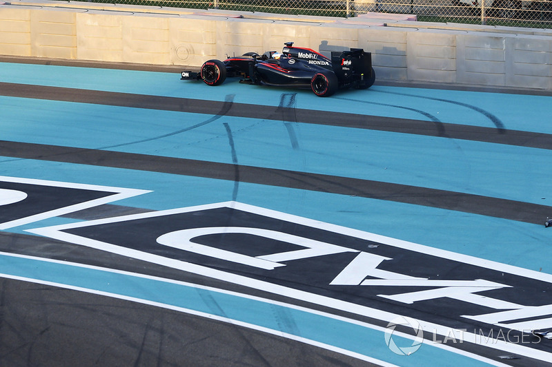 Fernando Alonso, McLaren MP4-30 crashes at the start of the race