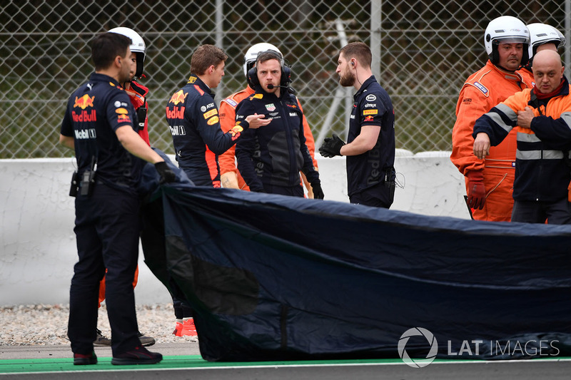 El coche de Max Verstappen, Red Bull Racing RB14 es removido de la grava