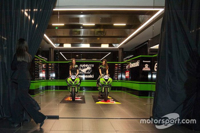 Kawasaki ZX-10RR Puccetti Racing with Kawasaki Puccetti Racing girl