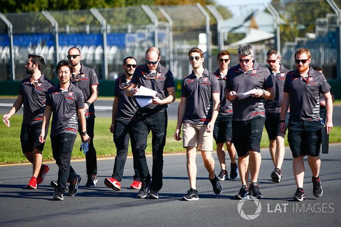 Track walk de Romain Grosjean com staff da Haas F1 Team