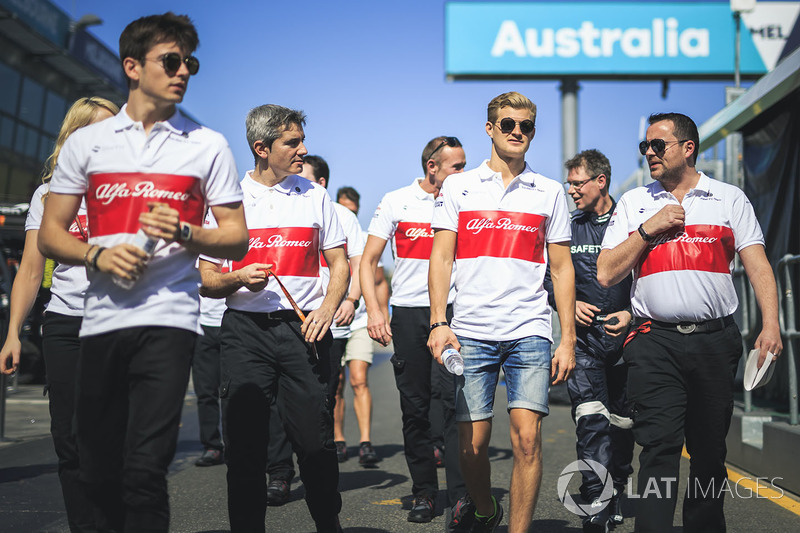 Charles Leclerc, Alfa Romeo Sauber F1 Team en Marcus Ericsson, Alfa Romeo Sauber F1 Team lopen over 