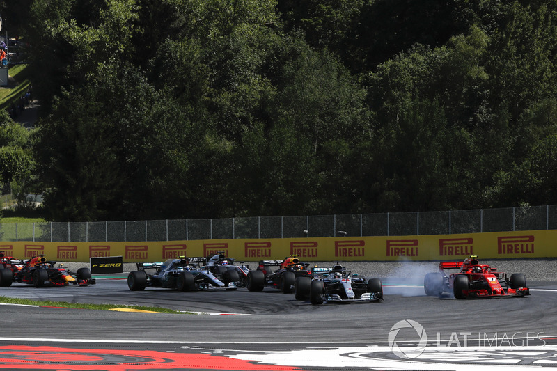 Льюіс Хемілтон, Mercedes-AMG F1 W09, лідирує на старті