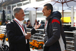 Chase Carey, Formula Uno, con Guenther Steiner, Haas F1 Team