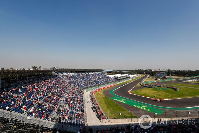 Fans miran a Fernando Alonso, McLaren MCL32