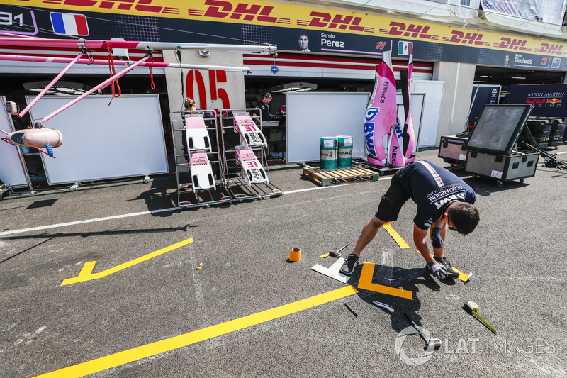 Сотрудники Sahara Force India F1 на пит-лейне