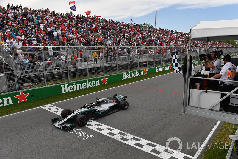 Lewis Hamilton, Mercedes-AMG F1 W09 takes the chequered flag waved by Winnnie Harlow (CDN)