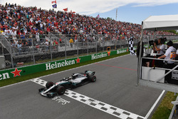 Lewis Hamilton, Mercedes-AMG F1 W09, krijgt de finishvlag van Winnnie Harlow (CDN)