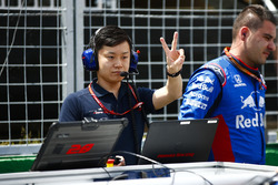 Un ingeniero de Toro Rosso Honda en la grilla