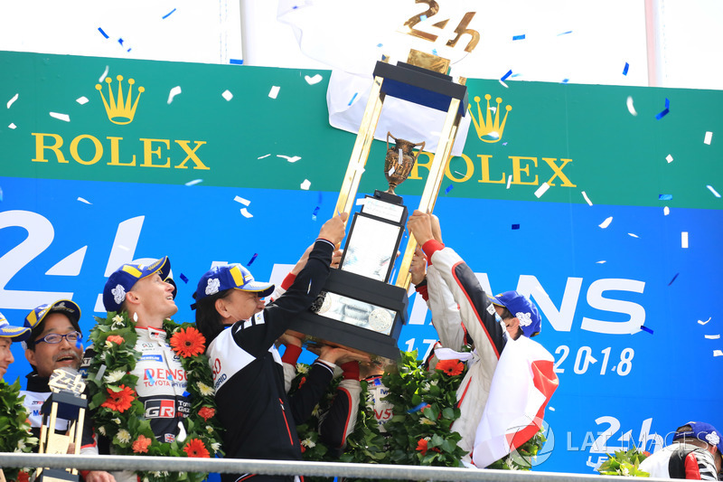 Genel podyum: Kazanan Sébastien Buemi, Kazuki Nakajima, Fernando Alonso, Toyota Gazoo Racing