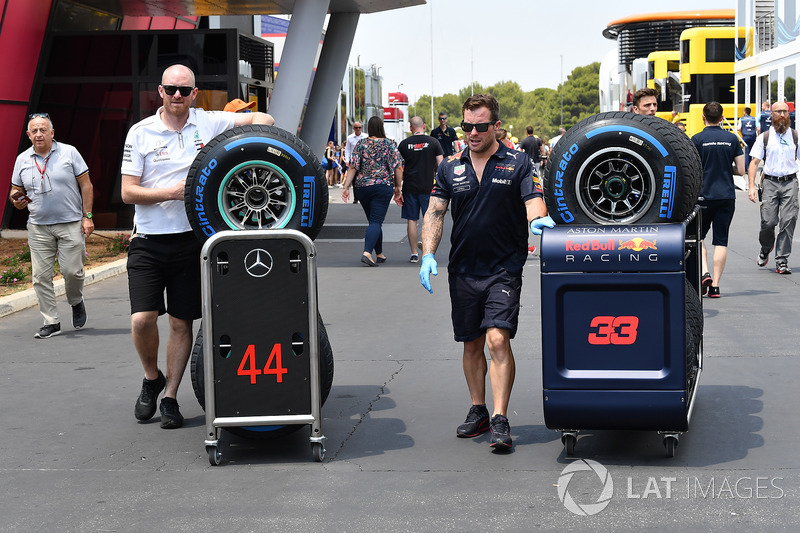 Meccanici Red Bull Racing e Mercedes AMG F1 e pneumatici Pirelli