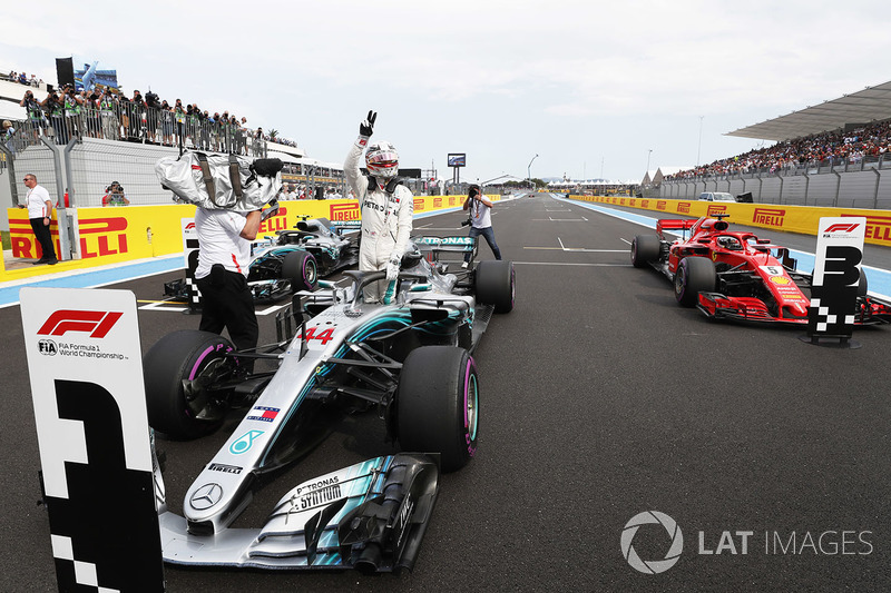 Lewis Hamilton, Mercedes AMG F1 W09, celebrates after taking pole position