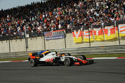 Kevin Magnussen, Haas F1 Team VF-18 and Fernando Alonso, McLaren MCL33 battle