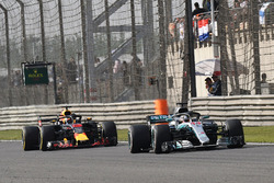 Lewis Hamilton, Mercedes-AMG F1 W09 EQ Power+ en Daniel Ricciardo, Red Bull Racing RB14