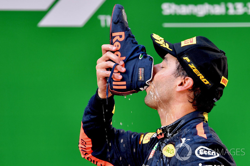 Podio: Ganador de la carrera Daniel Ricciardo, Red Bull Racing celebra con su shoey